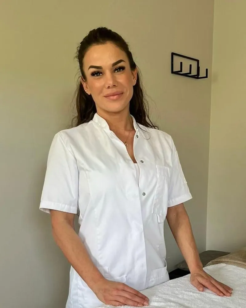 Asha Tortolero, pedicure en masseur, in haar behandelkamer