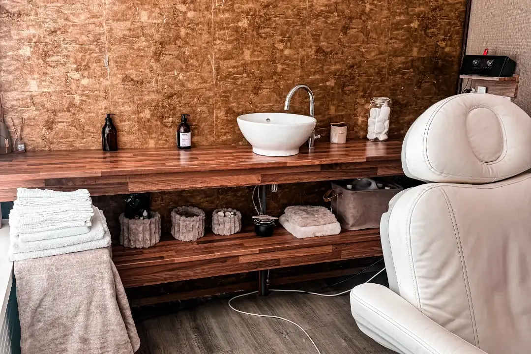 De behandelkamer van Asha in Delft, met pedicurestoel, waskom en warme handdoeken